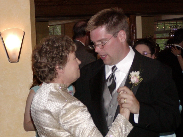 Reception_SonMotherDance2